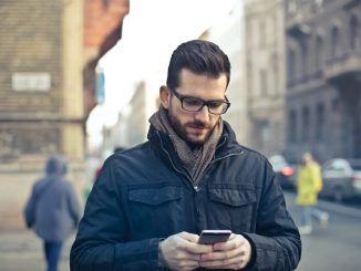 Hombre usando el celular en la calle