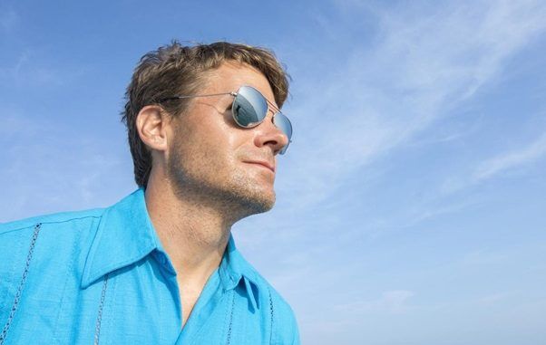 Hombre con camisa azul