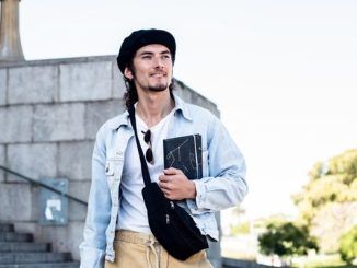 Hombre posando con su banano
