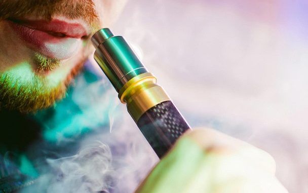 Hombre fumando en cigarro electrónico