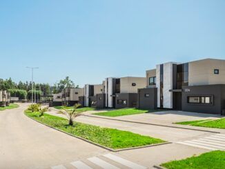 Una nueva ola de diseño está transformando el paisaje urbano de Chile con un acento inconfundiblemente brasileño. Más que una simple tendencia, la fusión de la modernidad y fluidez de la arquitectura brasileña con la solidez y el estilo chilenos está creando proyectos inmobiliarios de alto valor agregado, que se destacan no solo por su belleza, sino por ofrecer un estándar de vida incomparable.