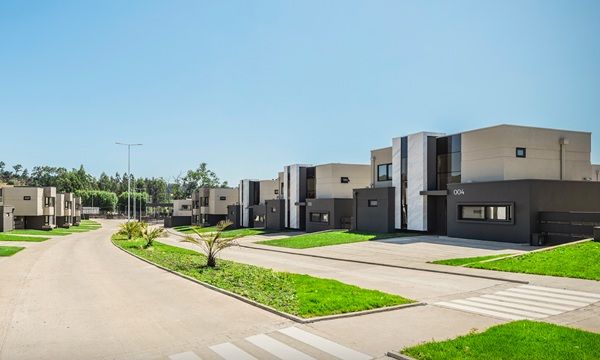 Una nueva ola de diseño está transformando el paisaje urbano de Chile con un acento inconfundiblemente brasileño. Más que una simple tendencia, la fusión de la modernidad y fluidez de la arquitectura brasileña con la solidez y el estilo chilenos está creando proyectos inmobiliarios de alto valor agregado, que se destacan no solo por su belleza, sino por ofrecer un estándar de vida incomparable.