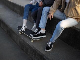 Jóvenes con zapatillas y skate