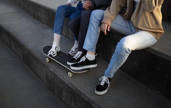 Jóvenes con zapatillas y skate