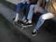 Jóvenes con zapatillas y skate