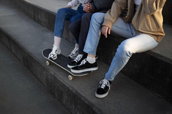 Jóvenes con zapatillas y skate
