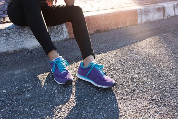 Jóven con zapatillas azules