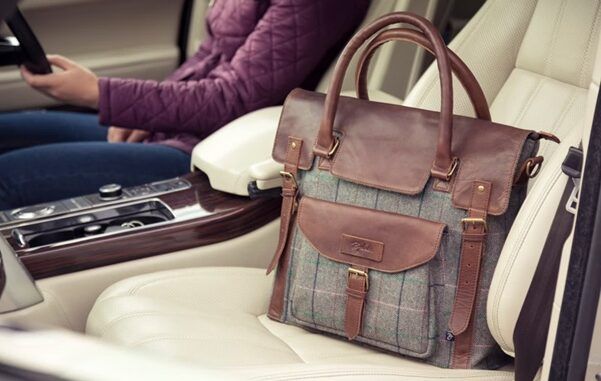 Cartera para mujer sobre asiento