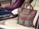 Cartera para mujer sobre asiento